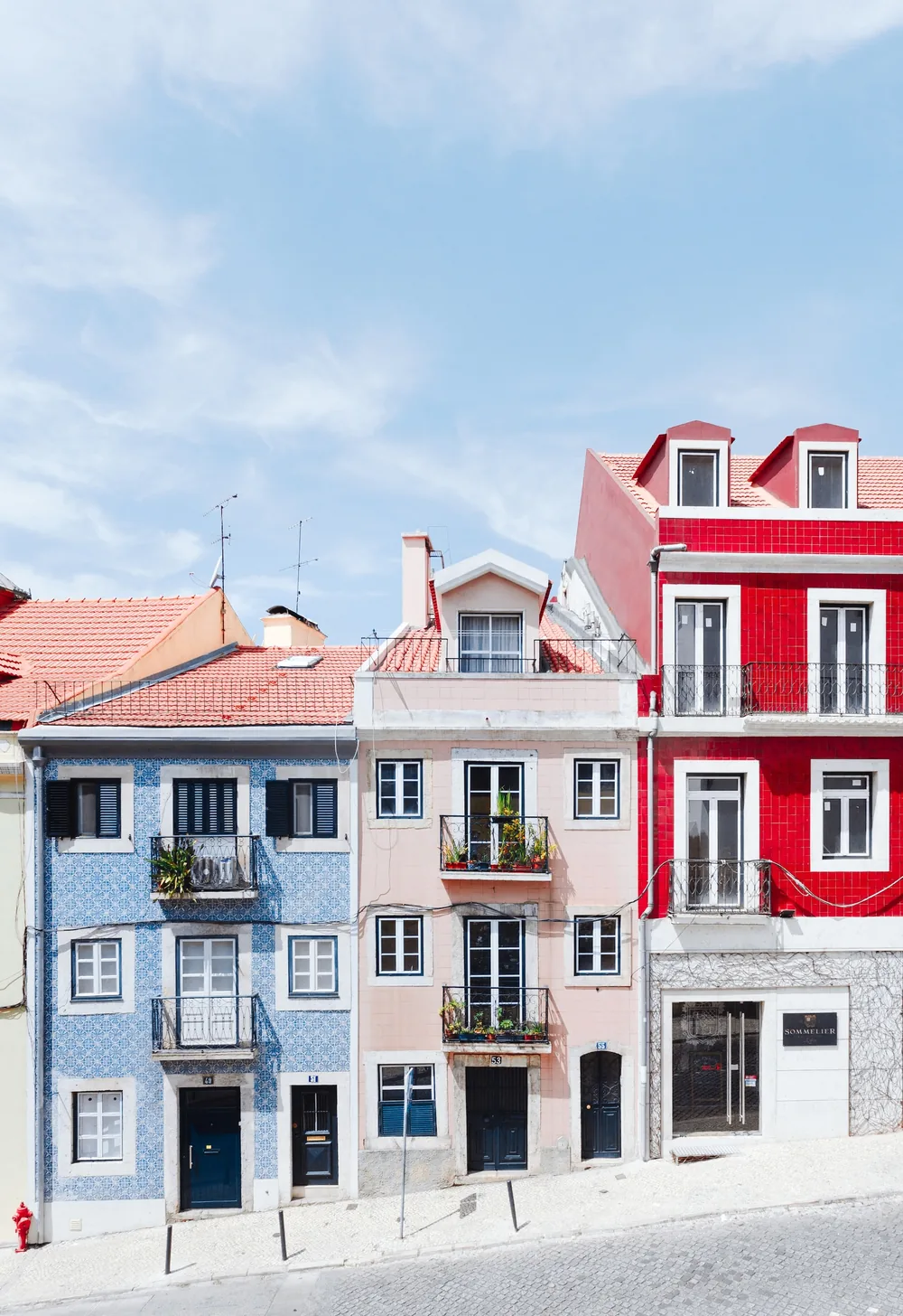 Fachadas coloridas de uma rua de Lisboa