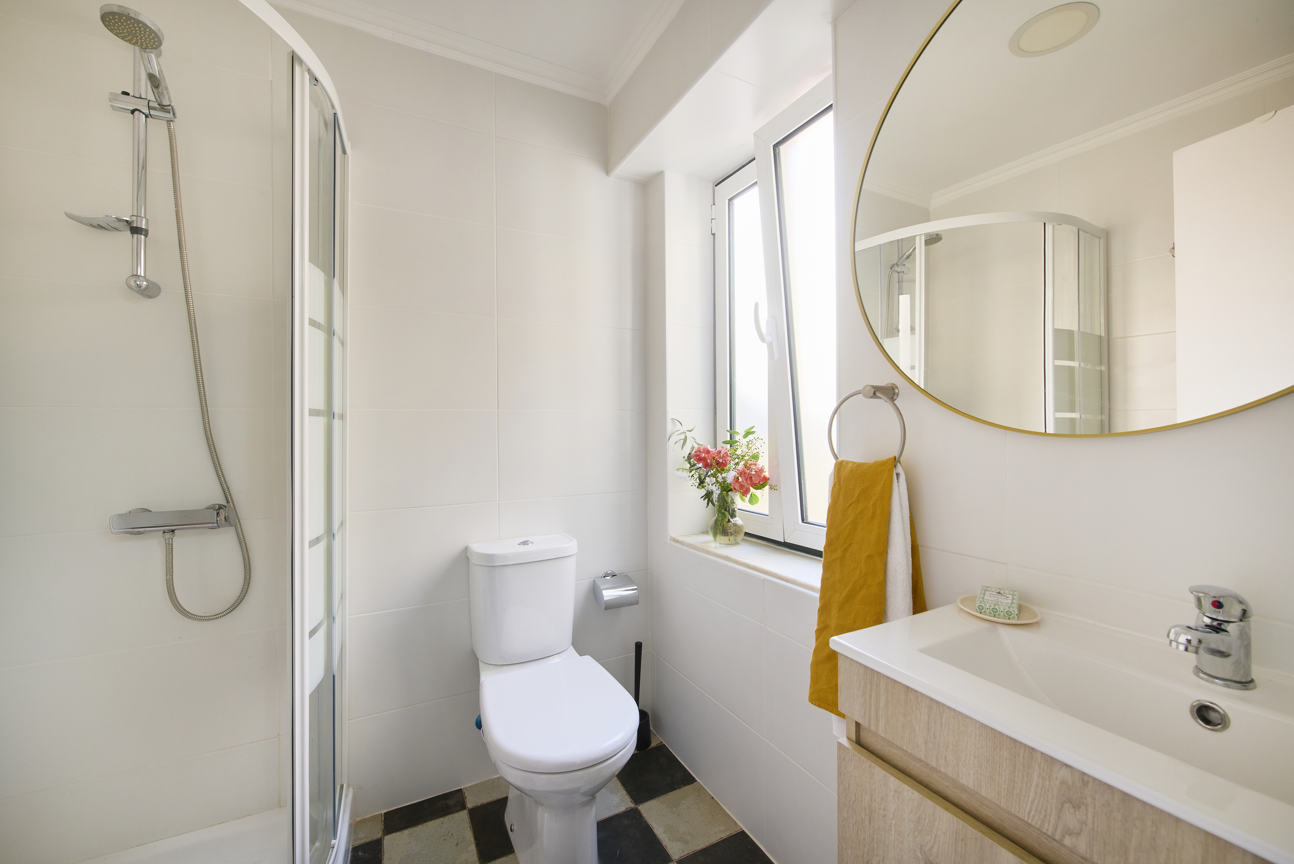 Rent Room Lisbon - Rato 70# - bathroom